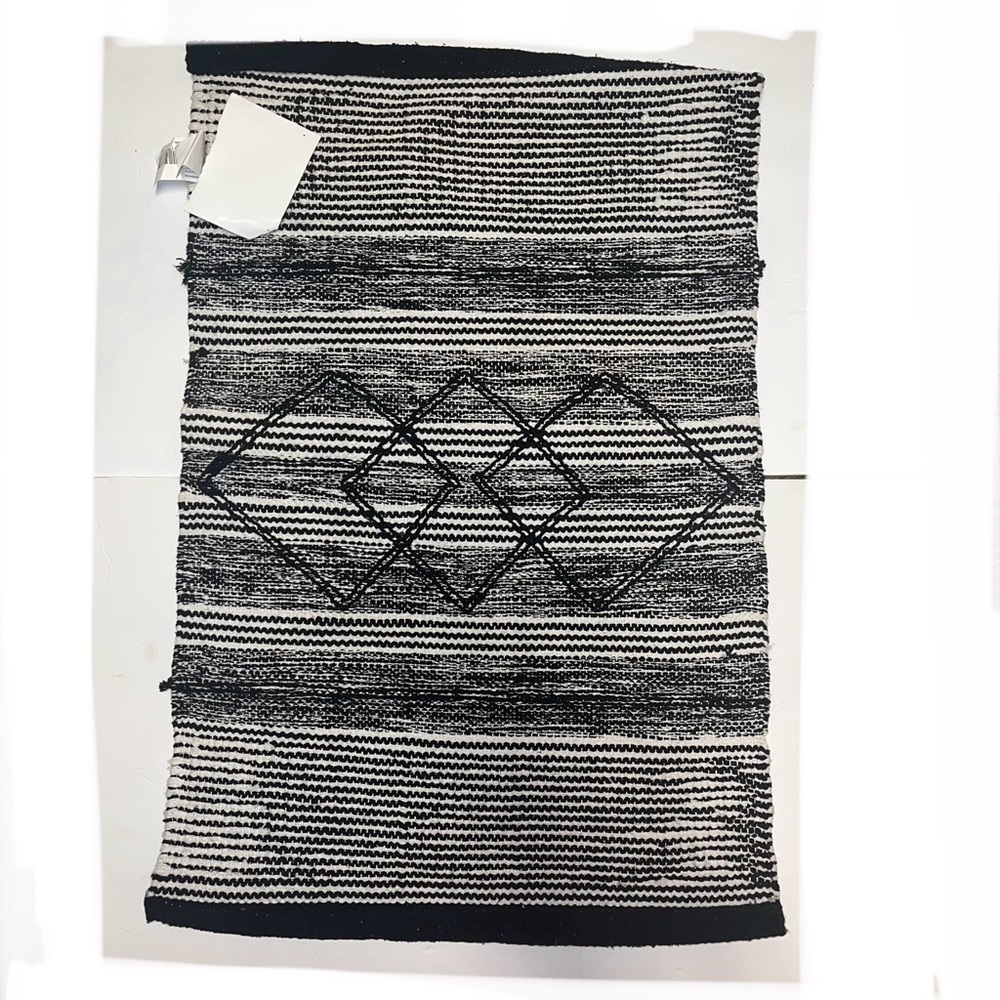 Home Collection Monochrome Woven Rug - Picture 2 of 6